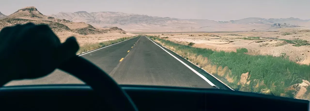 Sicht eines Autofahrers aus dem Fenster auf die Straße.
