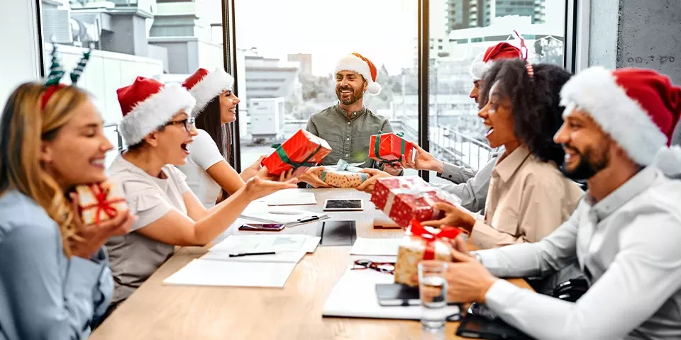 So schenken Sie richtig im Unternehmen und beachten steuerliche Richtlinien mit Pluxee Mitarbeiterbenefits